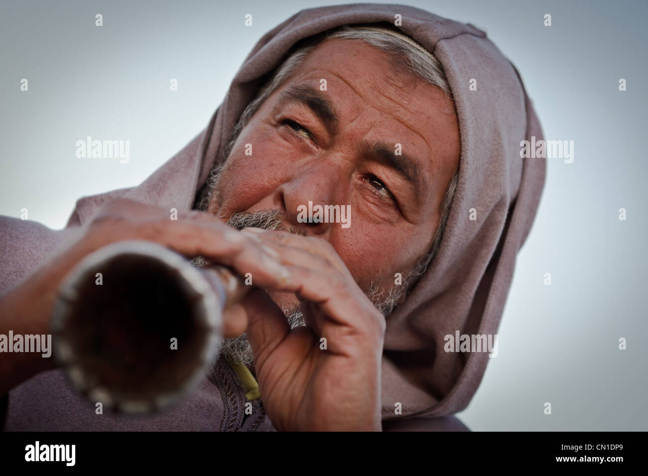 Un ritratto di un anziano musicista giocando clarinetto, Marrakech, Marocco Foto Stock