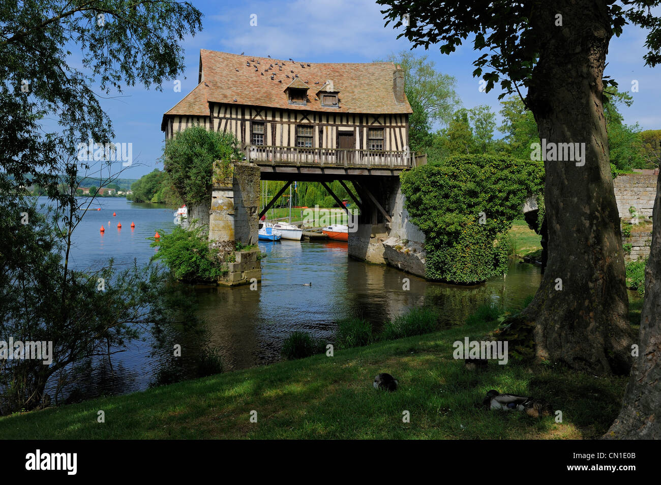 Francia, Eure, Vernon, vecchio mulino su un vecchio ponte sul Fiume Senna Foto Stock