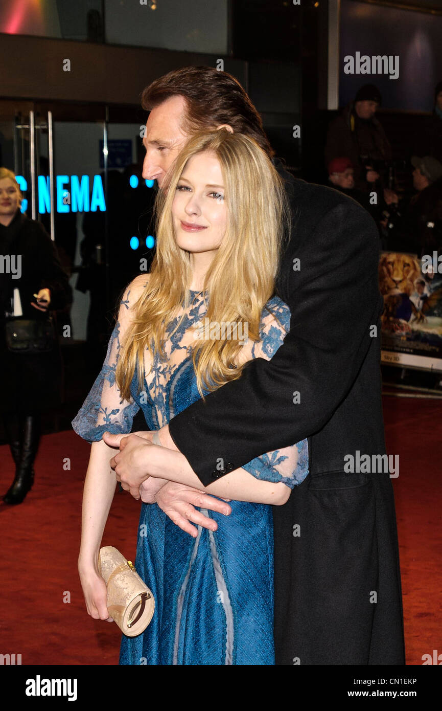 30/11/2010 Liam Nesson e Laura Brent assiste la Premiere mondiale e Royal Film Performance del Cronicles di Narnia: Il viaggio di Dawn chi pigia a Leicester Square, Londra, 30 novembre 2010. Foto di credito dovrebbe leggere: Julie Edwards Foto Stock