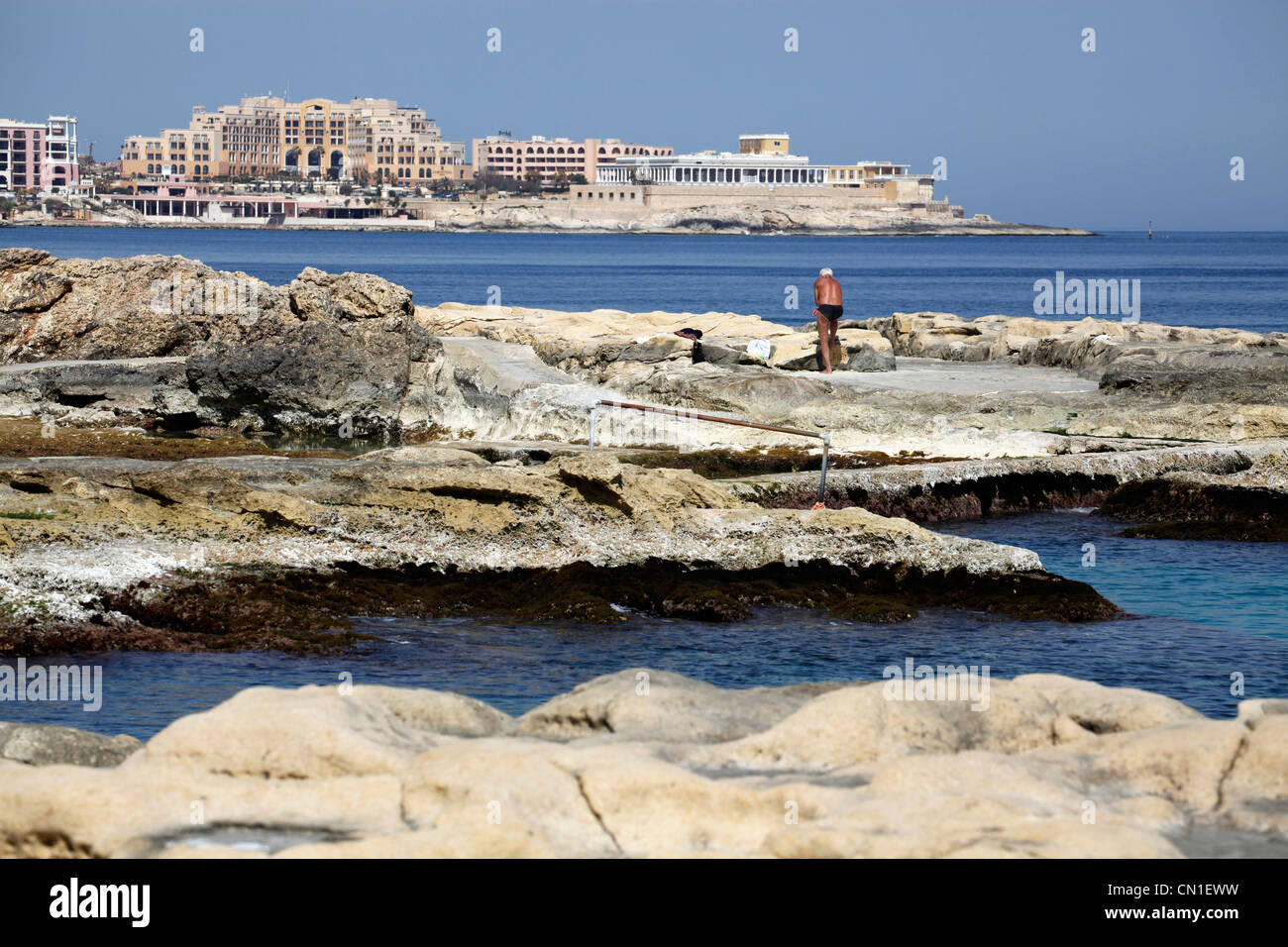 Costa rocciosa e il casinò di St Julians Bay, Malta Foto Stock