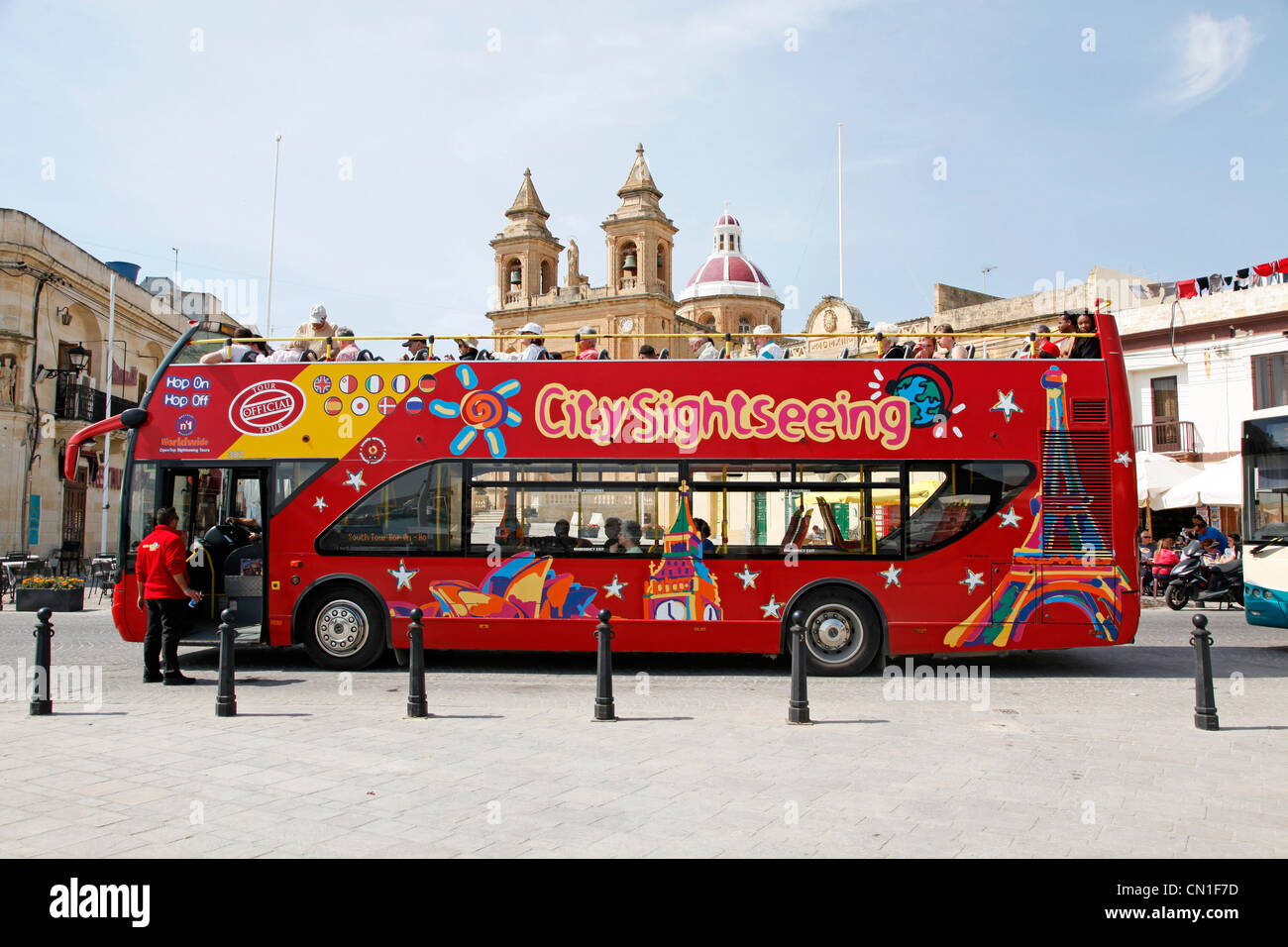 Red double decker open top città turistica di autobus turistici di Marsaxlokk, Malta Foto Stock