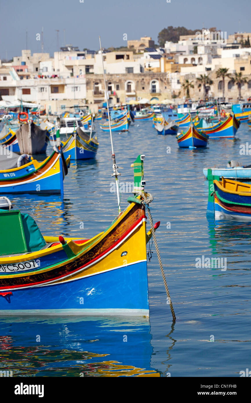 Tradizionali barche da pesca maltesi noto come dghajsa nel porto di Marsaxlokk, Malta Foto Stock