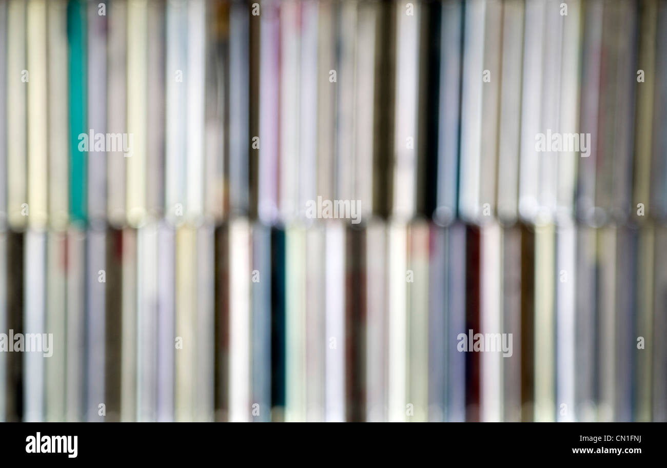 Sfocato collezione di CD sugli scaffali Foto Stock