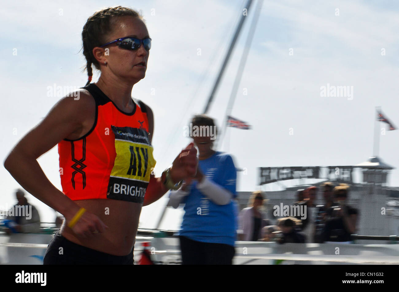 10/04/2011. Portare i corridori passare il Brighton Pier, il punto di sosta a metà strada per la Maratona di Brighton. Foto Stock