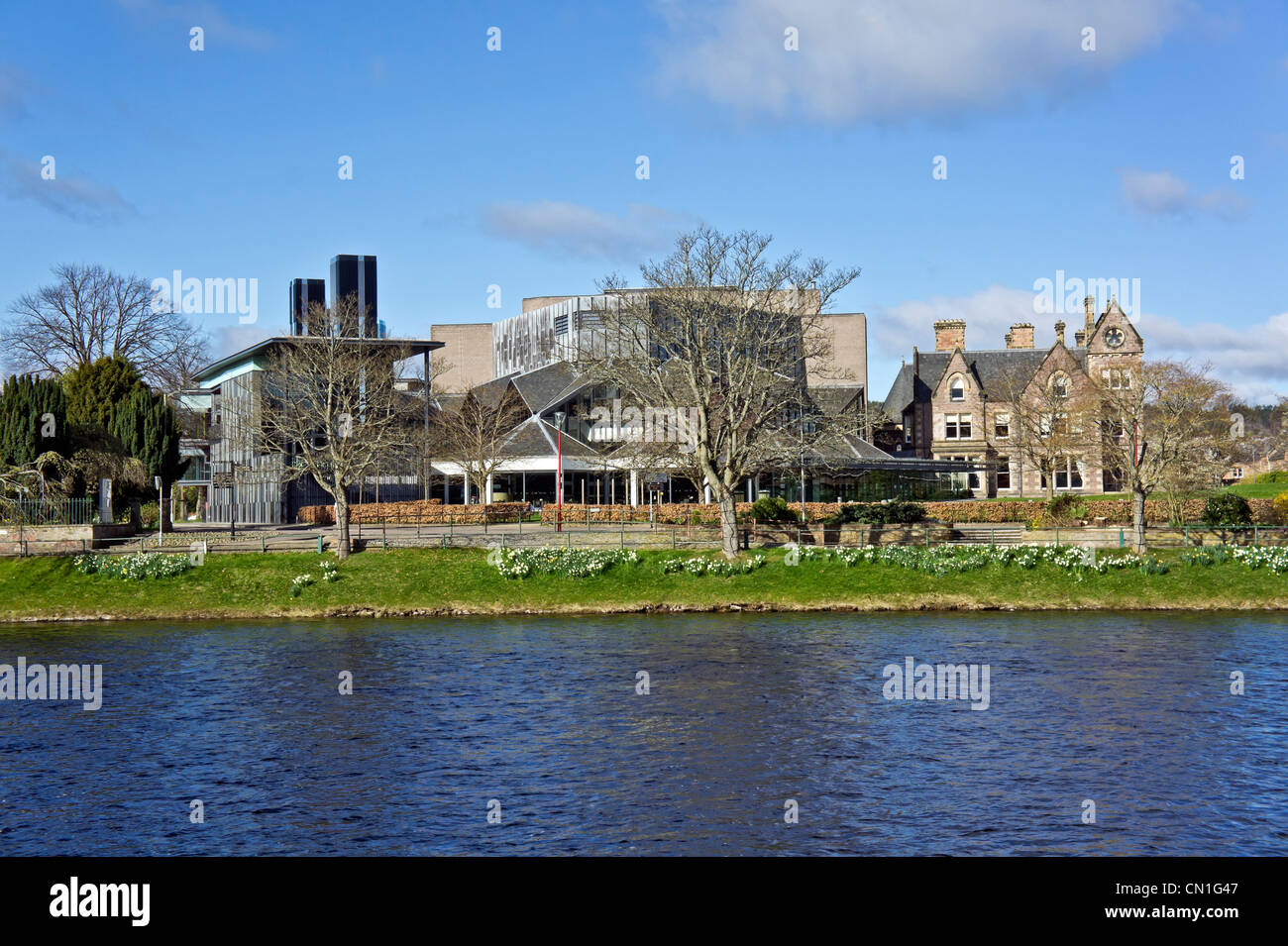 Eden Court Theatre Centre in Inverness Scozia osservata dal lato opposto del fiume Ness Foto Stock