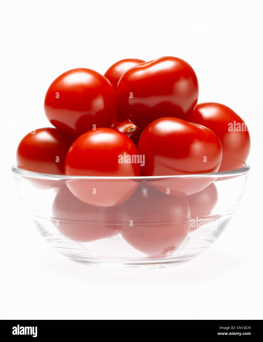 Ciotola di rossi pomodori ciliegini dal lato Foto Stock