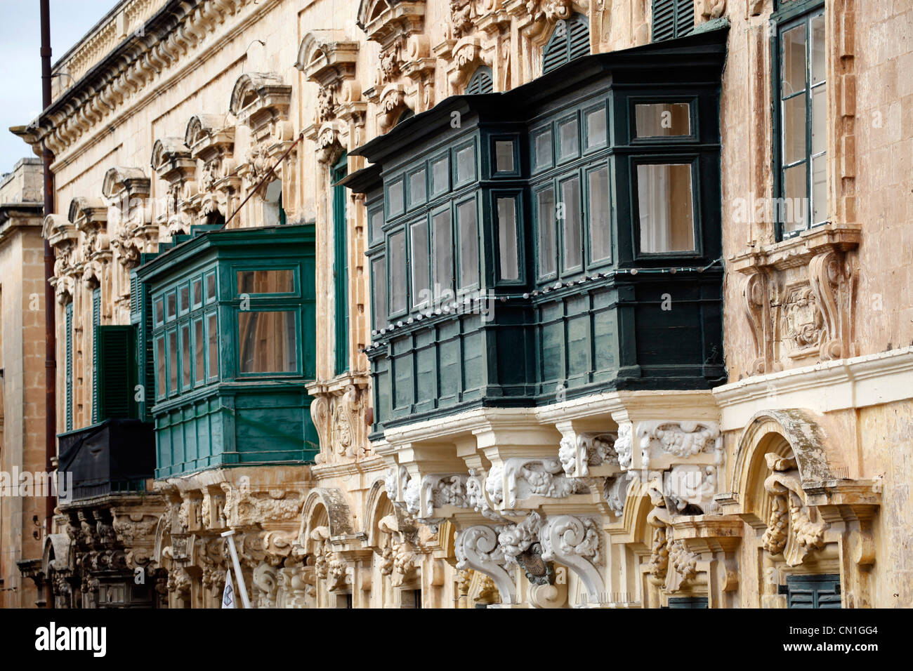Windows e racchiuso coperto balconi in legno a La Valletta, Malta Foto Stock