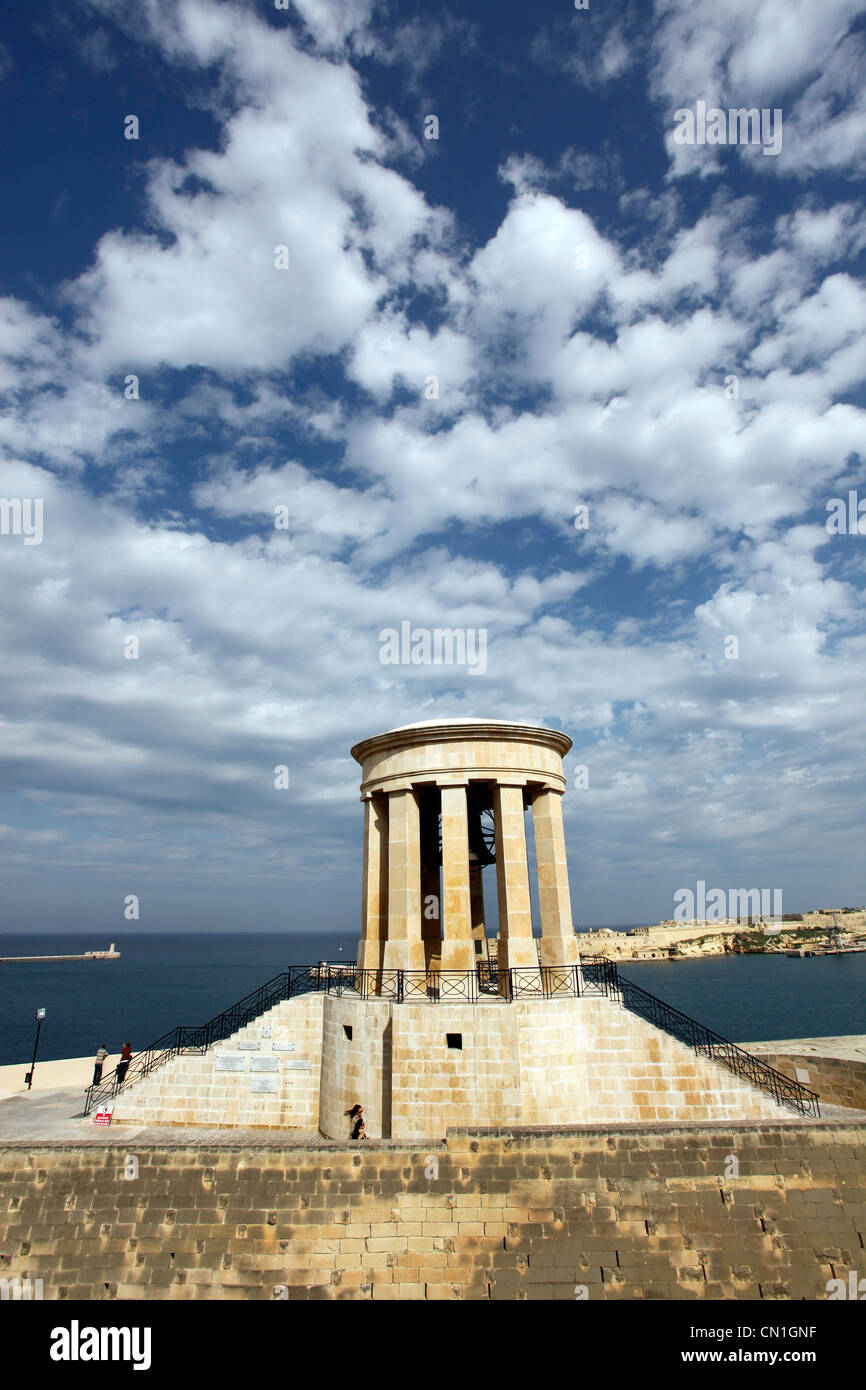 L assedio Bell monumento, eretto nel 1992 per commemorare la concessione della Croce di San Giorgio a Malta durante la Seconda Guerra Mondiale, La Valletta Foto Stock