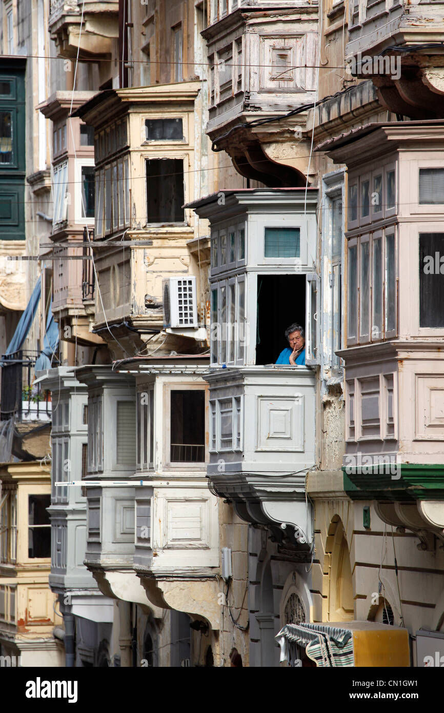 Windows e racchiuso coperto balconi in legno a La Valletta, Malta Foto Stock