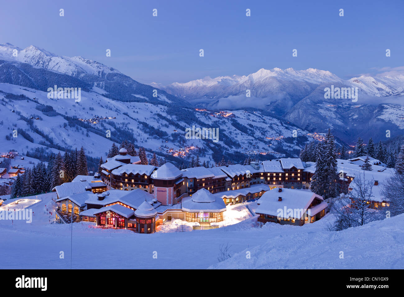 Francia, Savoie, Valmorel, Valle Tarentaise, Massif de la Vanoise con una vista della Chaine de La Lauziere, Club Med e il Foto Stock