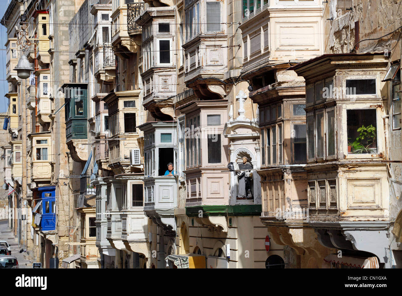 Windows e racchiuso coperto balconi in legno a La Valletta, Malta Foto Stock