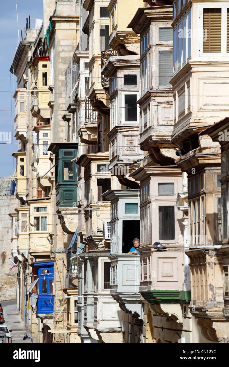 Windows e racchiuso coperto balconi in legno a La Valletta, Malta Foto Stock