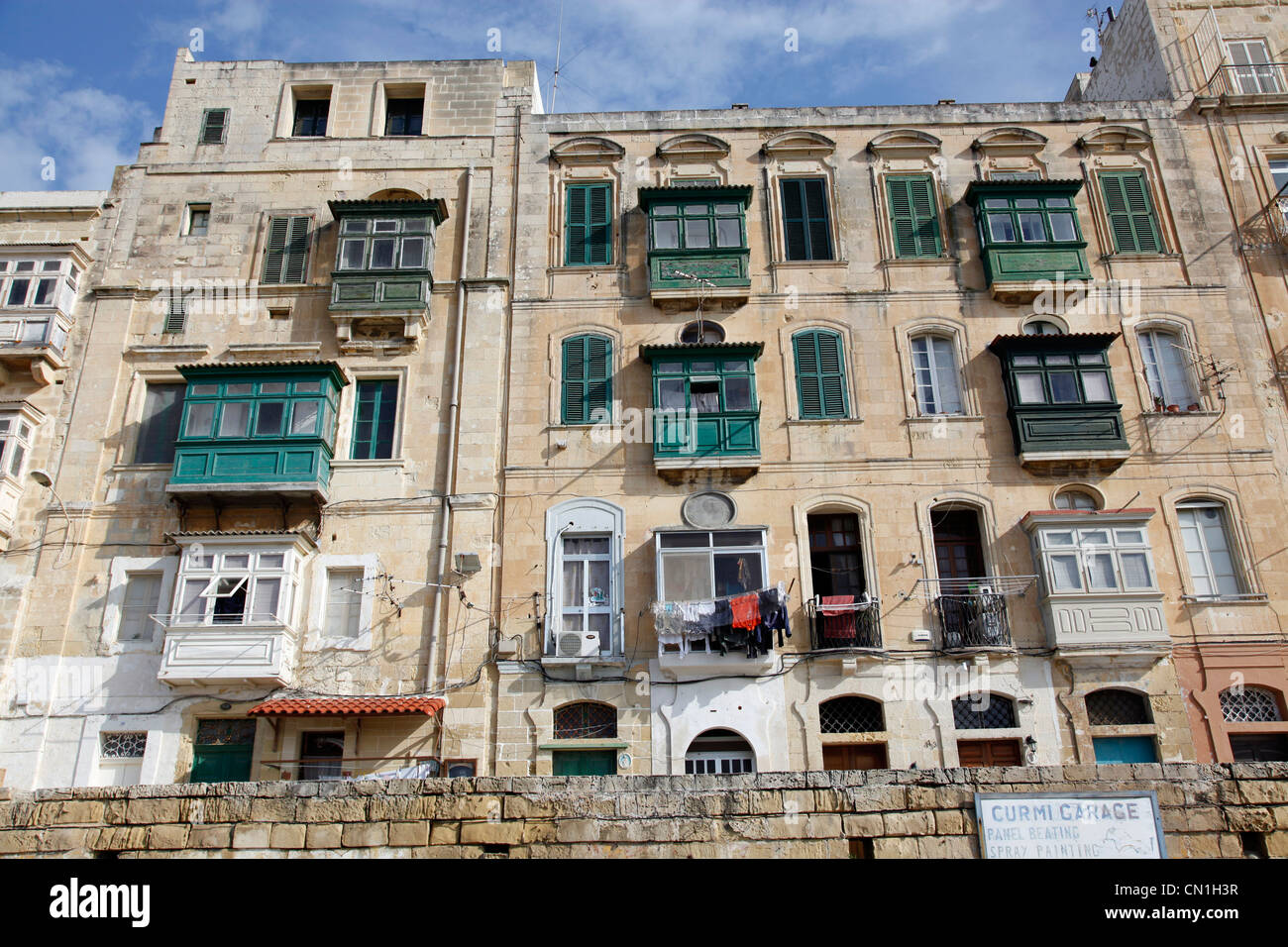 Racchiuso balconi su edifici di La Valletta, Malta Foto Stock