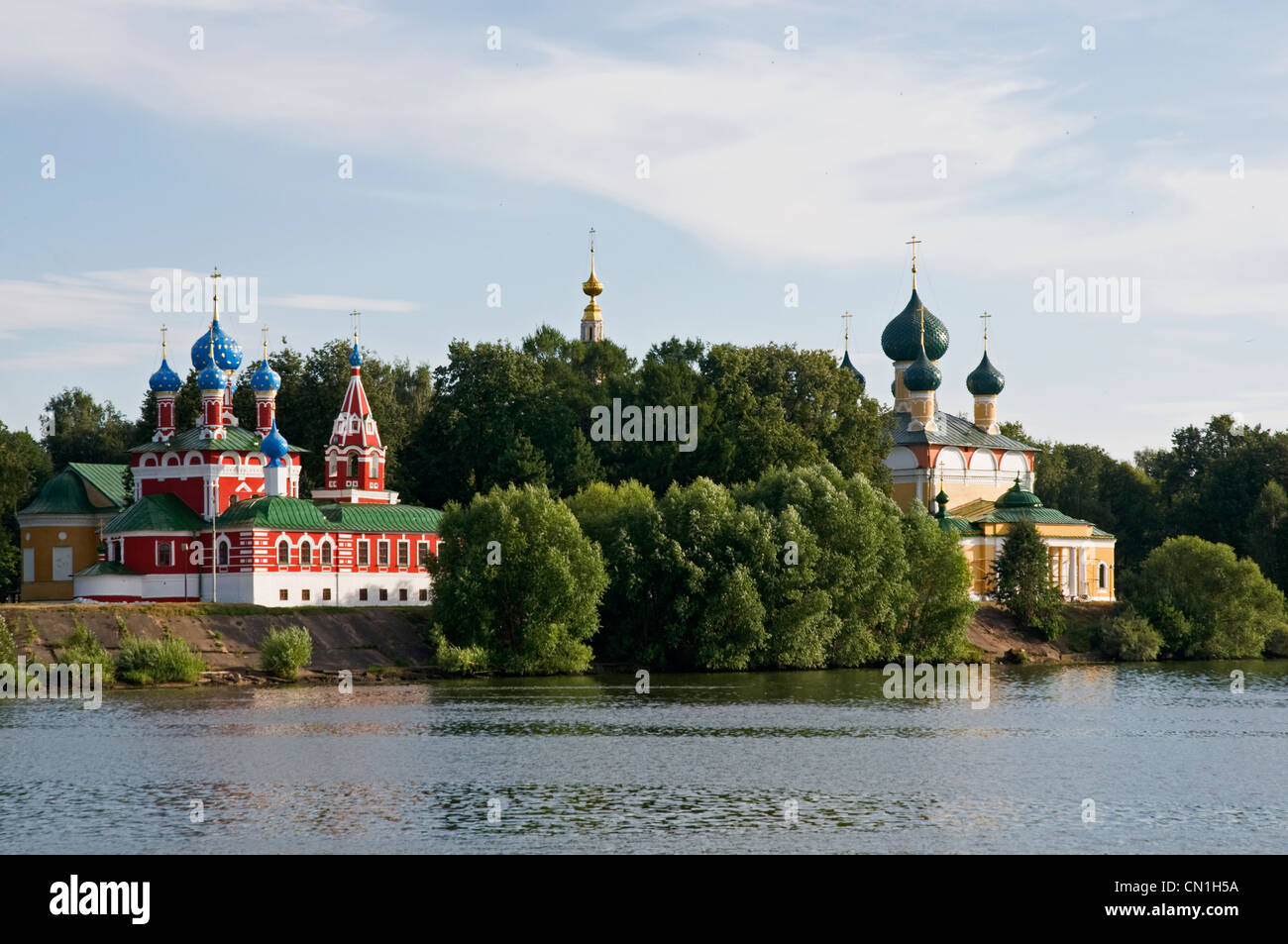 La RUSSIA Uglich chiese ortodosse russe di Dimitrius St sul sangue (1630) & la natività di San Giovanni Battista (1690) di destra Foto Stock