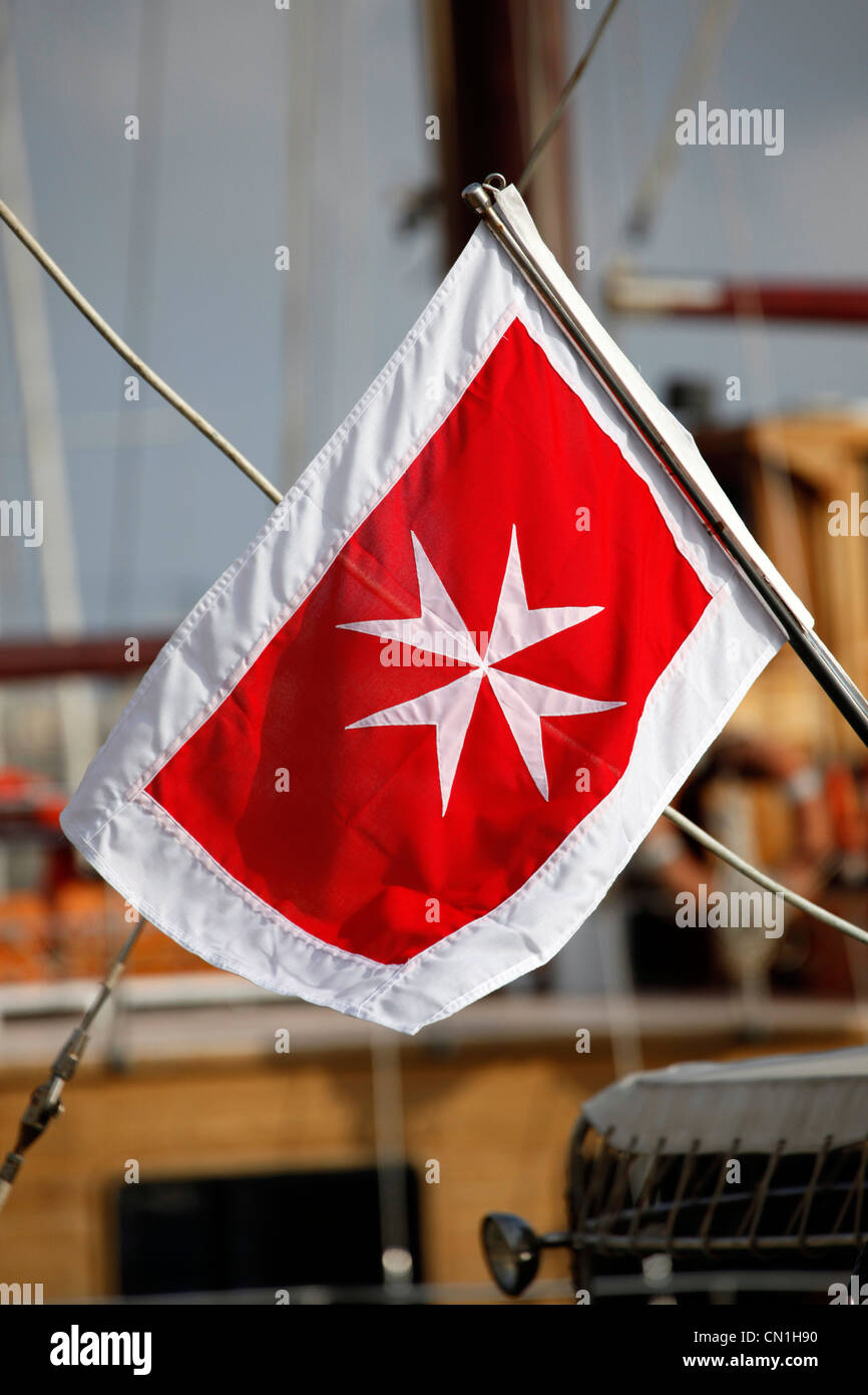 Bandiera con una croce di malta a La Valletta, Malta Foto Stock
