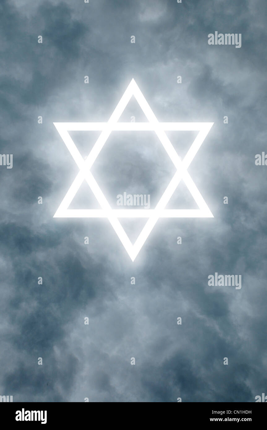 Stella brillante di David tra le nuvole scure Foto Stock