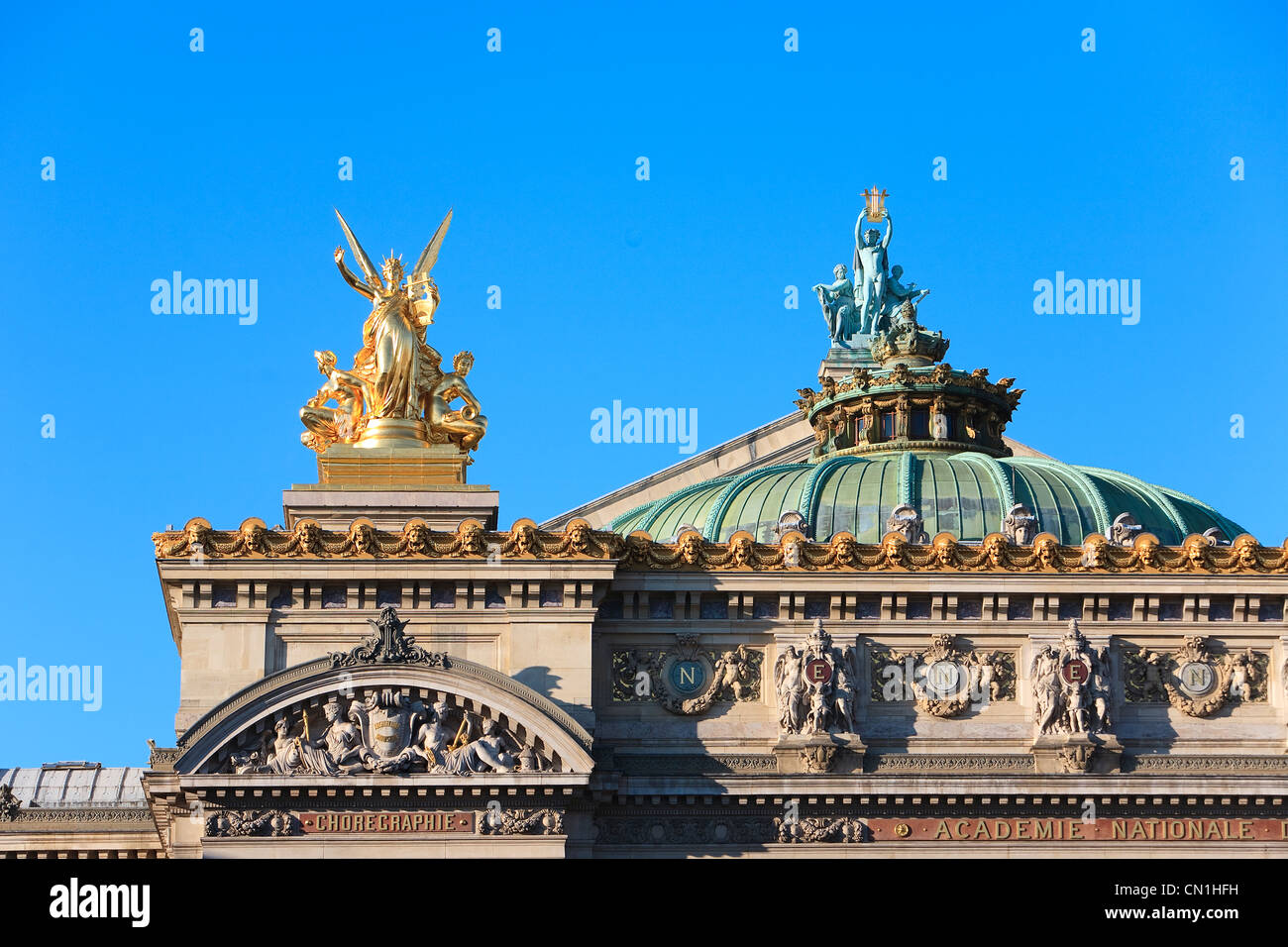 Francia, Parigi, Opera Garnier, facciata e tetto, sculture di Charles-Alphonse-Achille Gumery che rappresenta l'armonia (sinistra) e Foto Stock
