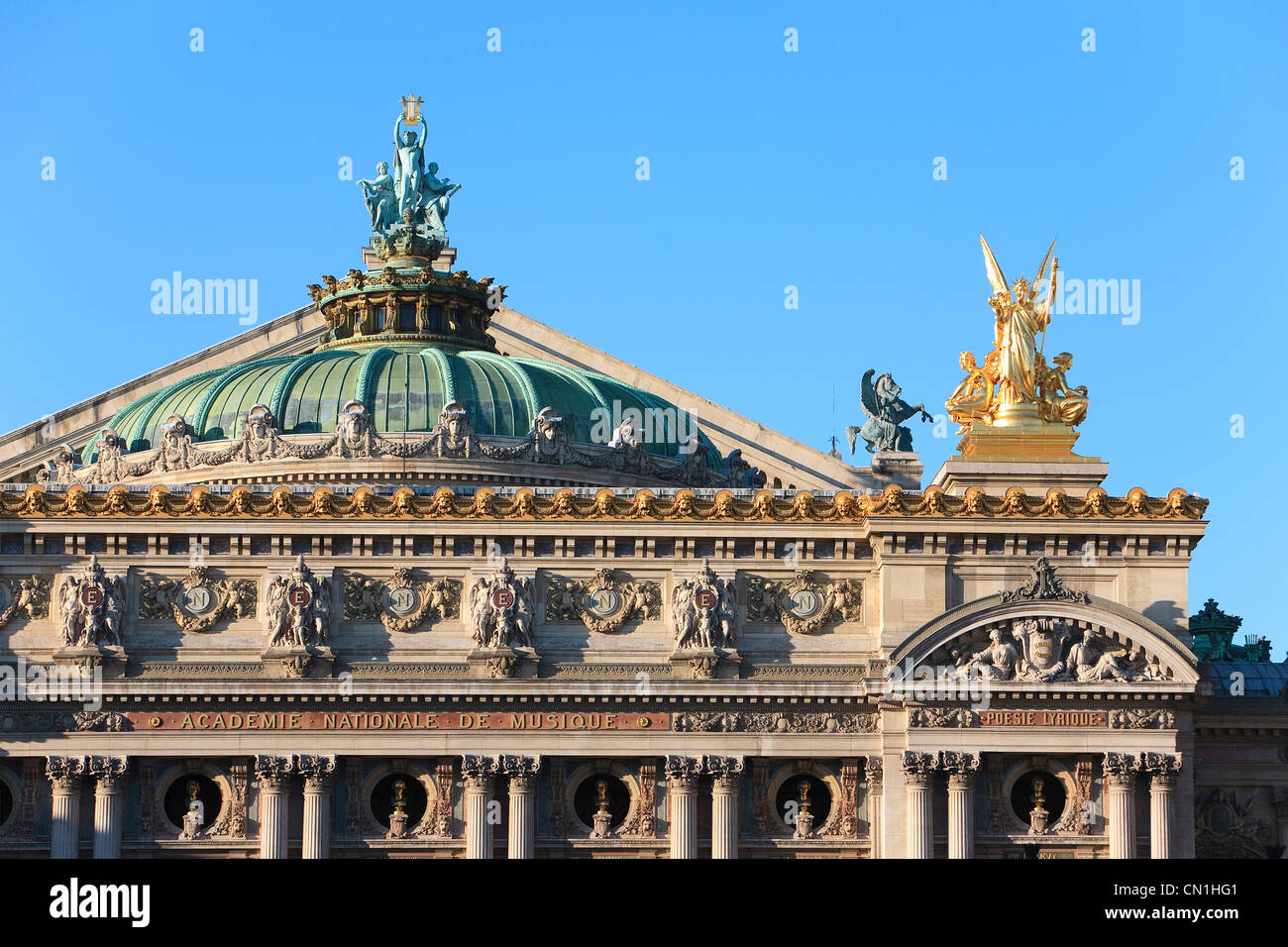 Francia, Parigi, Opera Garnier, dettaglio della facciata principale e il tetto della struttura, la scultura di Aime miglio, Apollon, la Musique, la Foto Stock