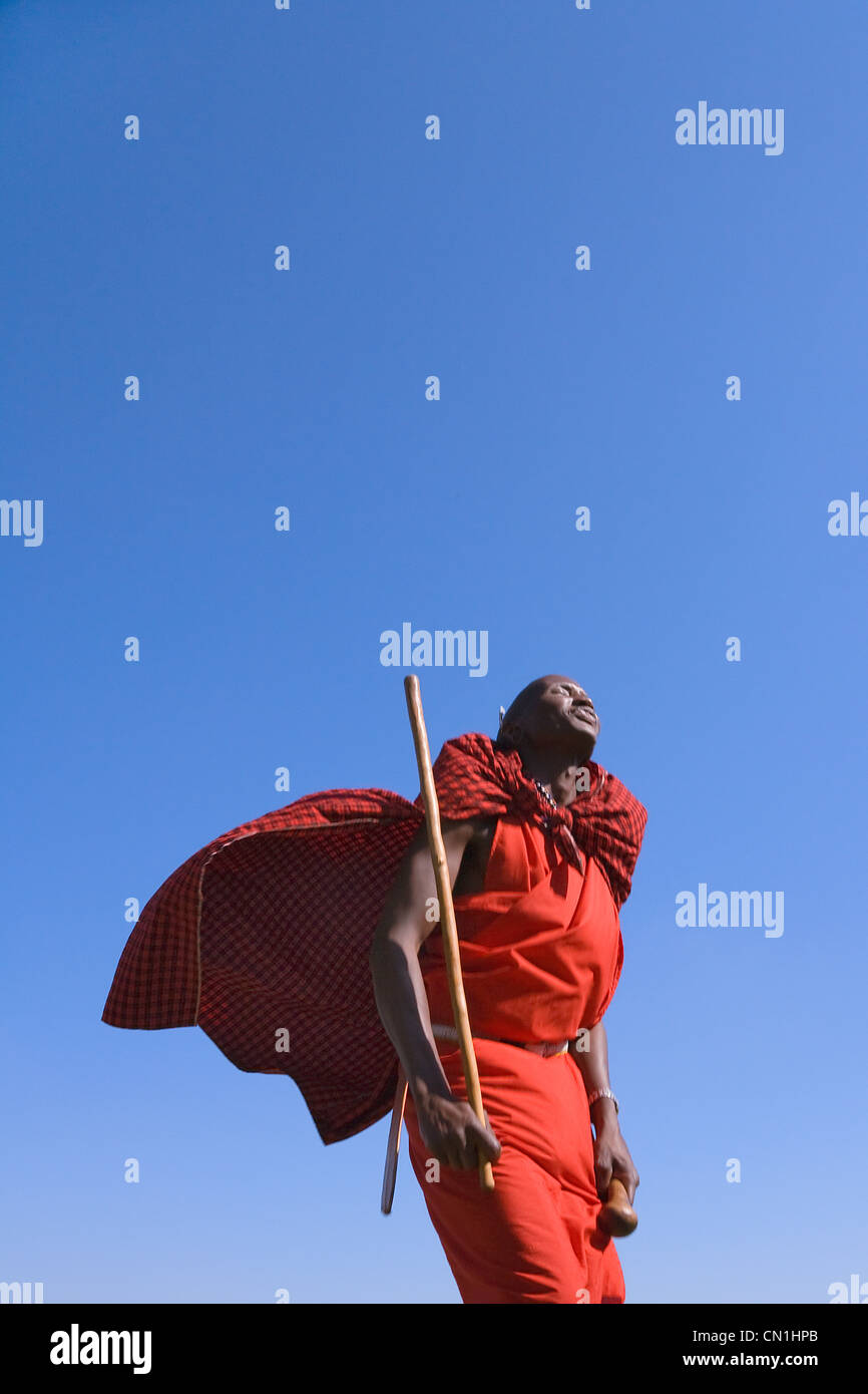 Masai tribesman di eseguire salti di danza con lancia Masai Mara riserva nazionale, Kenya Foto Stock