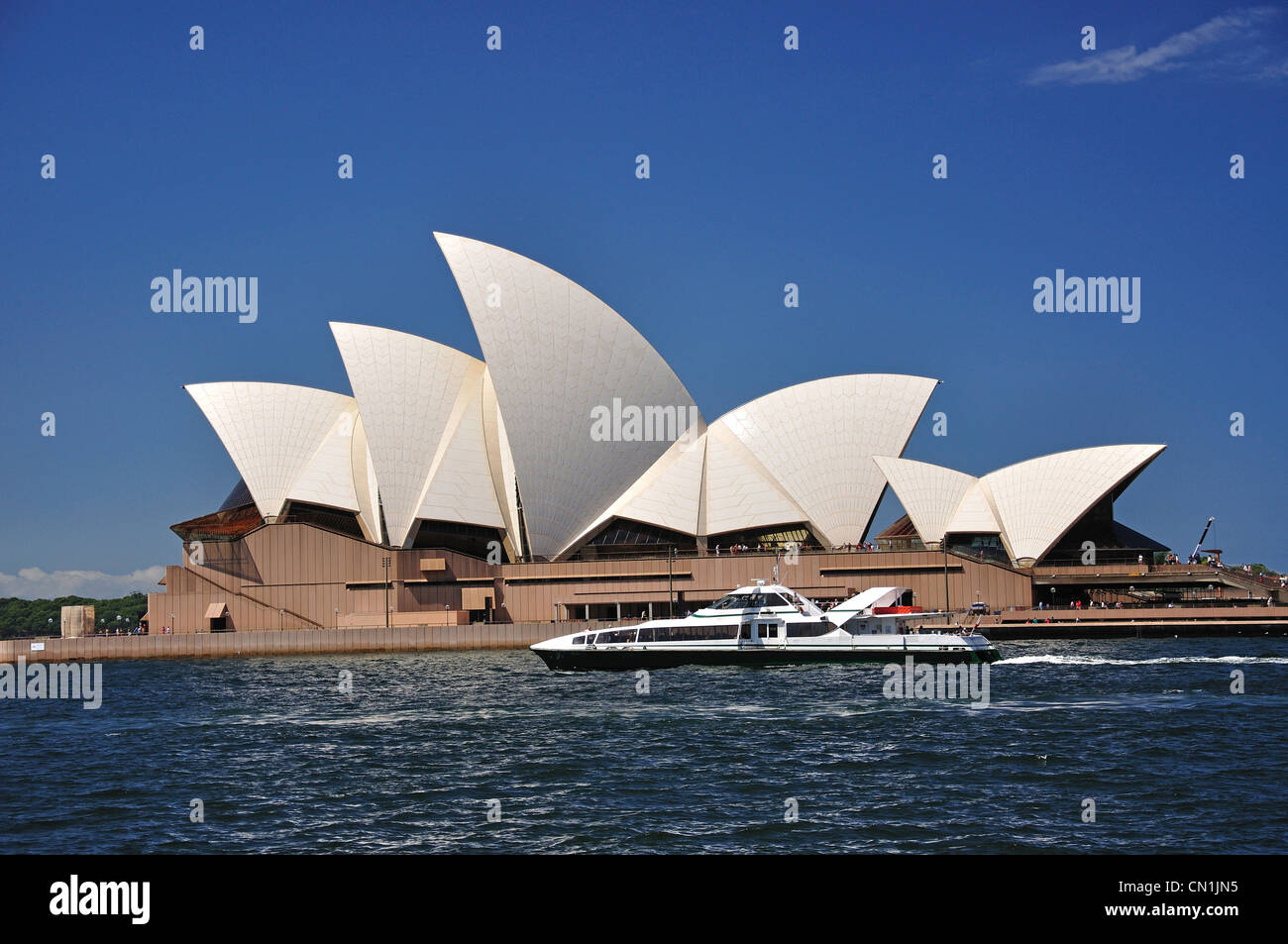 Ferry di Sydney barca passando la Opera House di Sydney, Bennelong Point, Sydney, Nuovo Galles del Sud, Australia Foto Stock