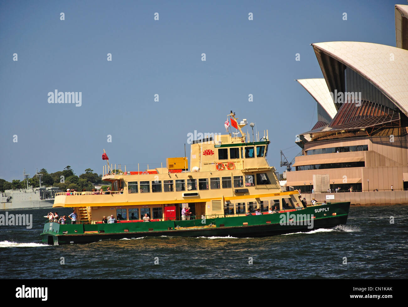 Ferry di Sydney barca passando la Opera House di Sydney, Bennelong Point, Sydney, Nuovo Galles del Sud, Australia Foto Stock