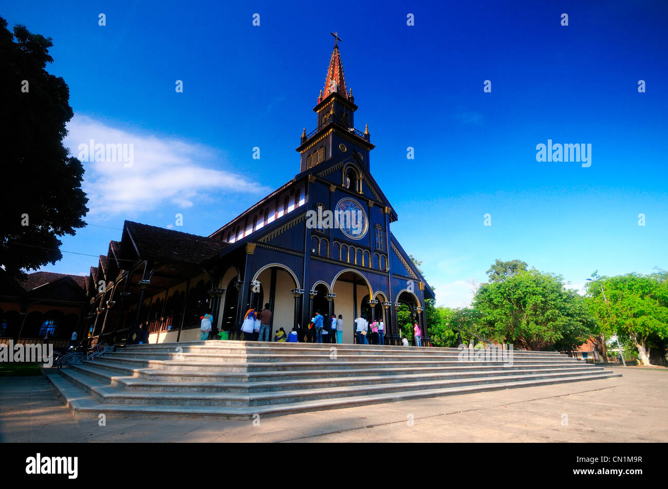 Francese di legno costruite cattedrale dell Immacolata Concezione. Kon Tum, North Highlands Centrali, Vietnam Foto Stock