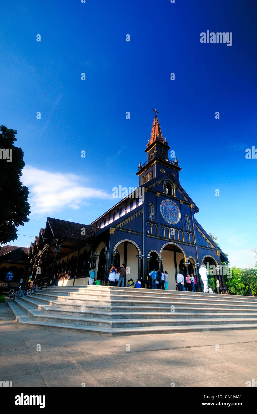 Francese di legno costruite cattedrale dell Immacolata Concezione. Kon Tum, North Highlands Centrali, Vietnam Foto Stock
