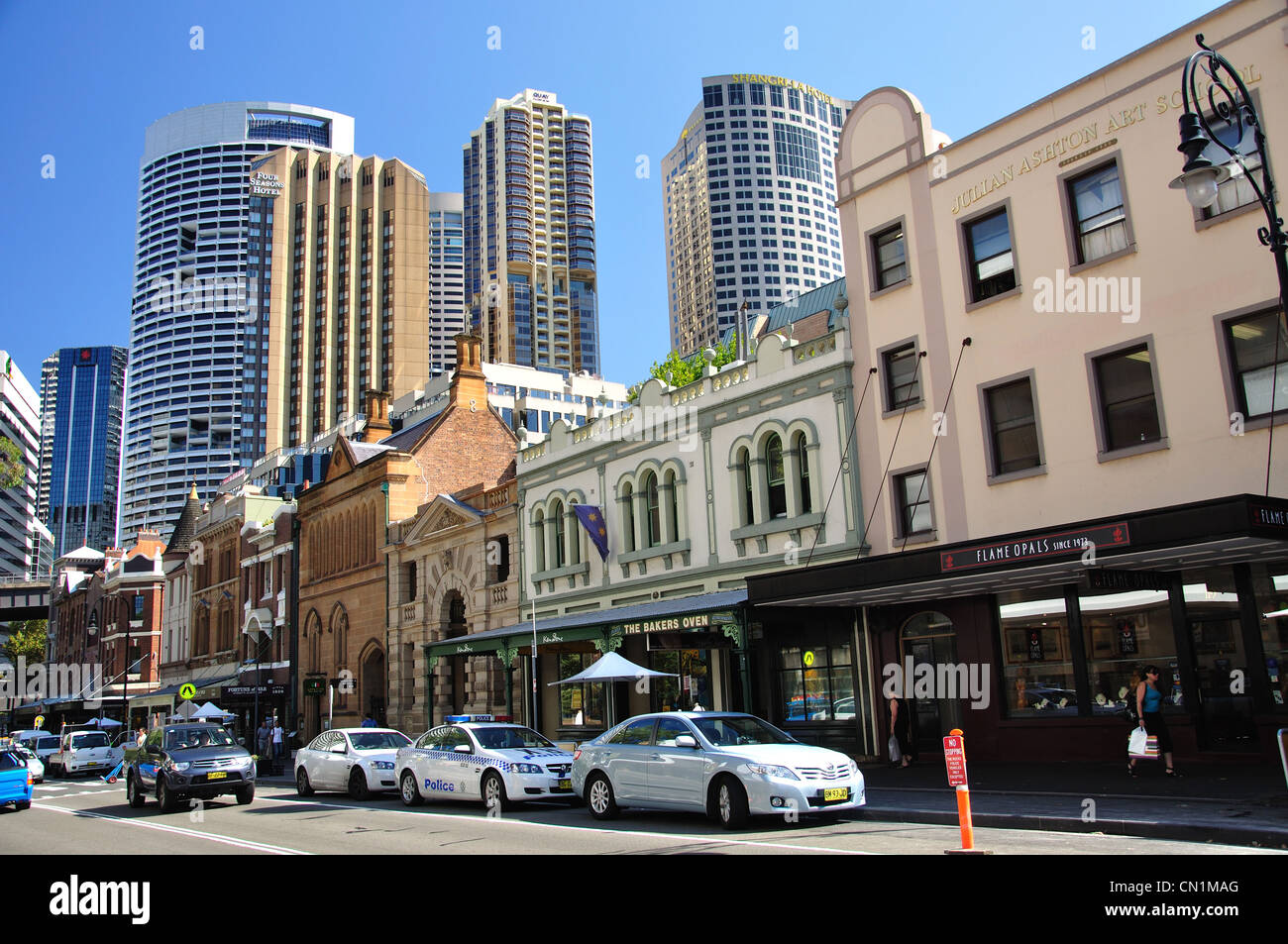 George Street con CBD dietro le rocce (area storica), Sydney, Nuovo Galles del Sud, Australia Foto Stock