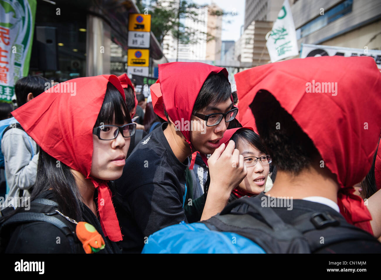 Pro-democrazia marzo di migliaia contro il governo di Hong Kong dal Leung Chun-ying, è stato eletto come nuovo Chief Executive Foto Stock