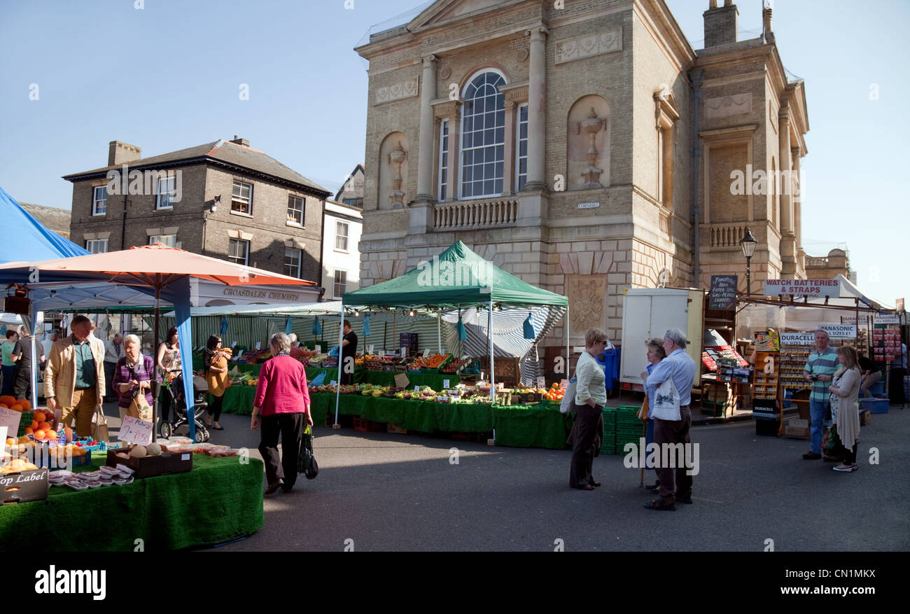 Il mercato settimanale in centro città, Bury St Edmunds Suffolk East Anglia UK Foto Stock