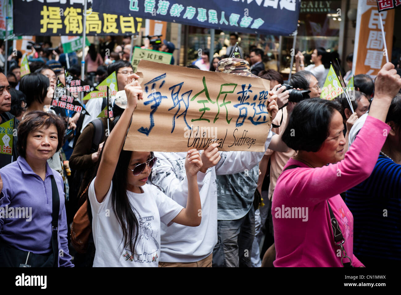 Pro-democrazia marzo di migliaia contro il governo di Hong Kong dal Leung Chun-ying, è stato eletto come nuovo Chief Executive Foto Stock