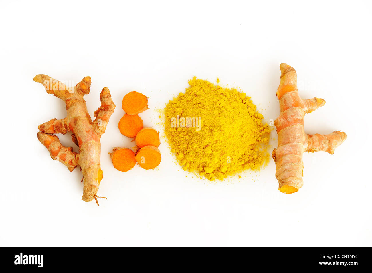 Curcuma radice polvere e su sfondo bianco Foto Stock