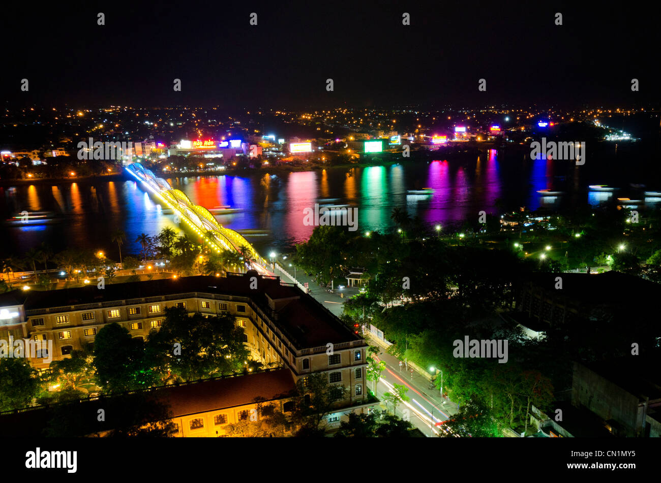 Il Vietnam, tonalità, vista in elevazione vista notte guardando attraverso il Fiume Perfume. Foto Stock