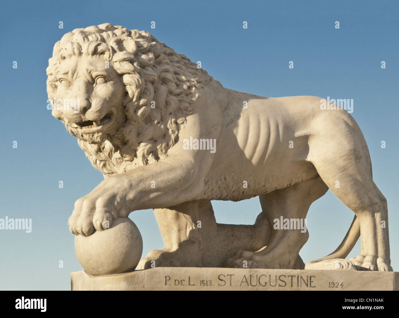 Il marmo Medici lion su west end del Ponte dei Leoni, costruito 1925 e rinnovato nel 2011, sant'Agostino, Florida, Stati Uniti d'America Foto Stock