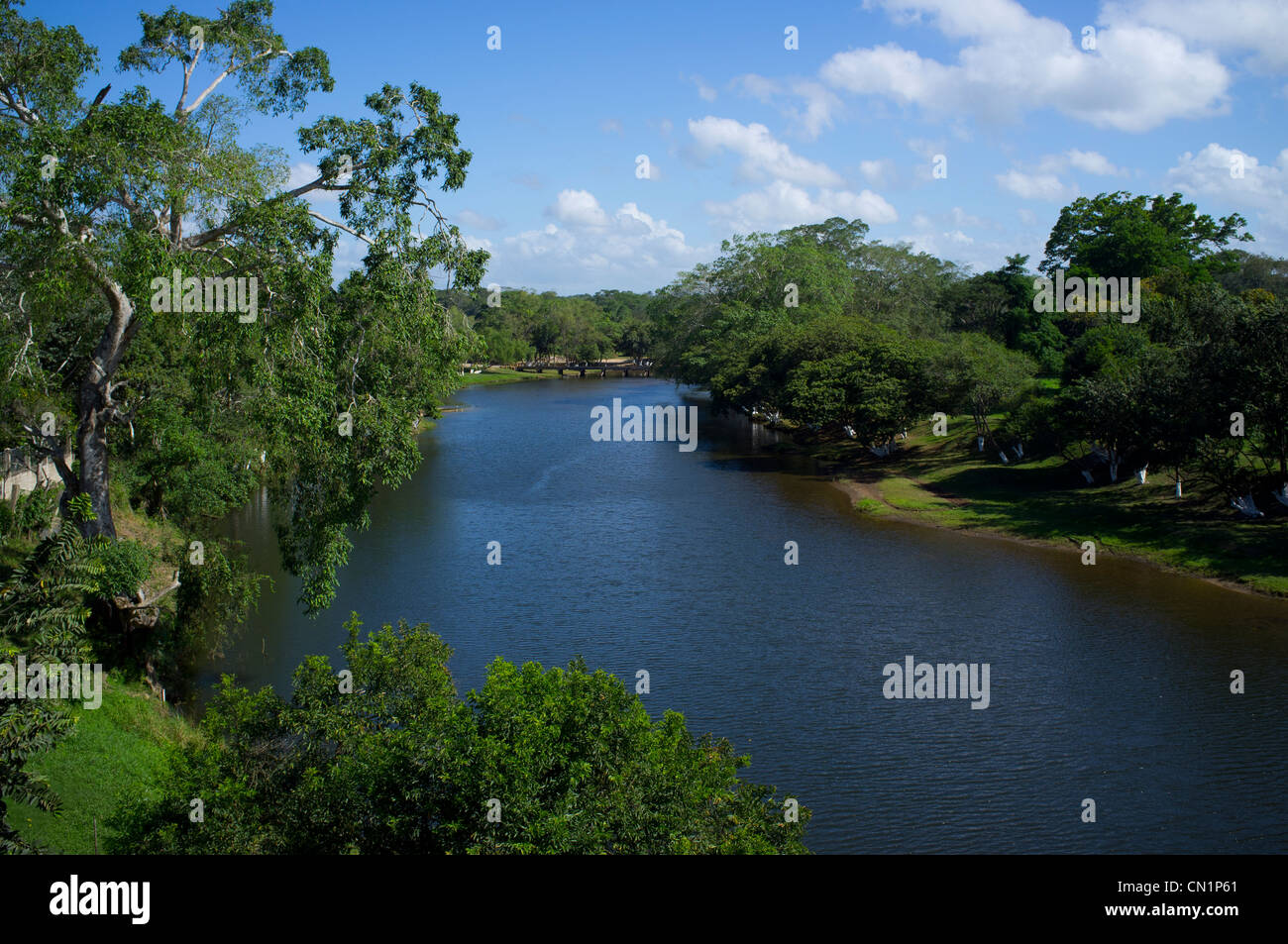 Il fiume Mopan che fluisce oltre la città di San Ignacio in Cayo District del Belize Foto Stock