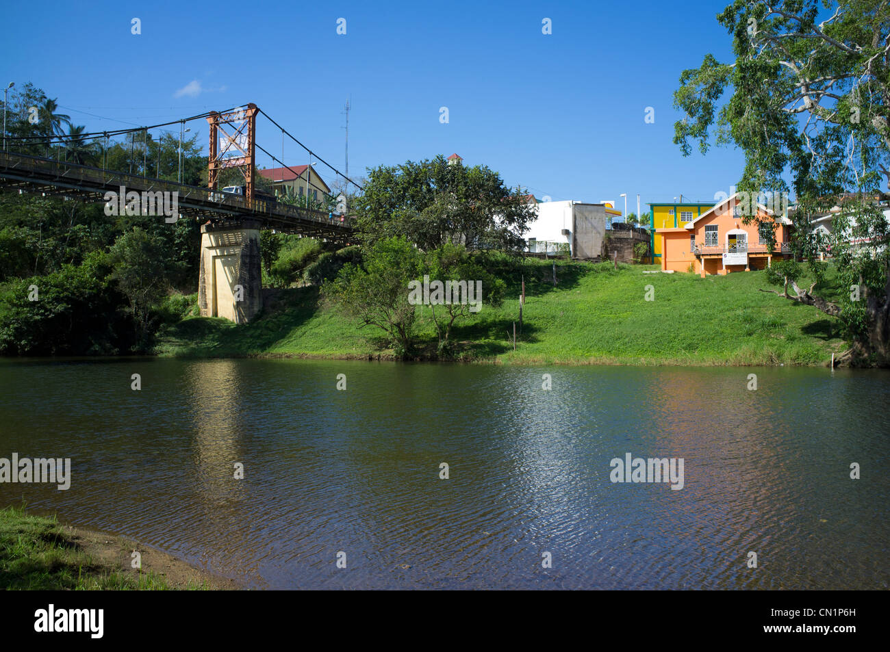 Il fiume Mopan che fluisce oltre la città di San Ignacio in Cayo District del Belize Foto Stock