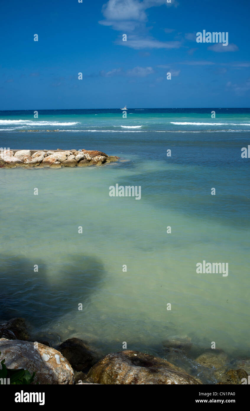Spiaggia e vista mare da uno chalet in Luxury holiday resort della Mezza Luna Hotel in Montego Bay, Giamaica Foto Stock