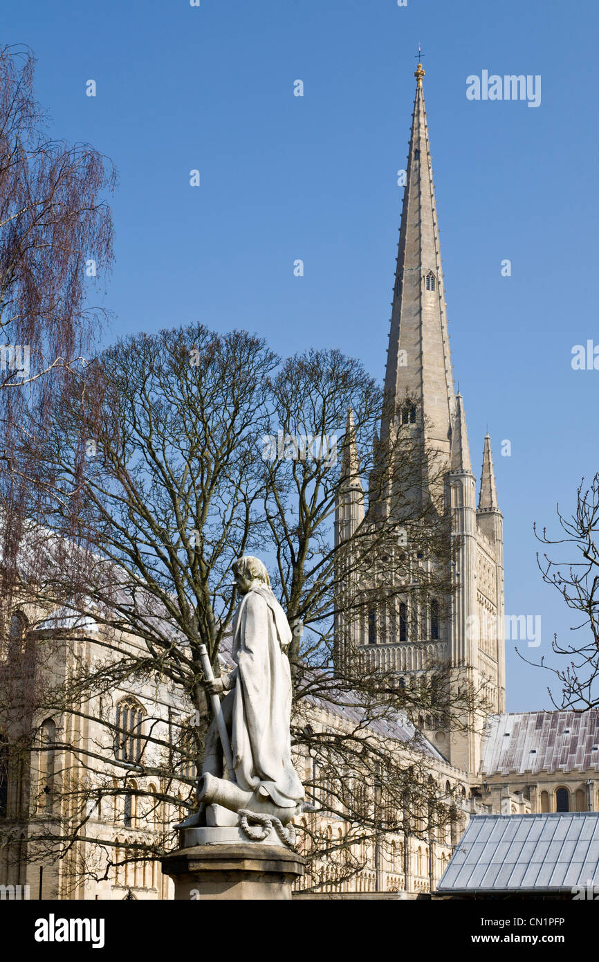 La vecchia 900 anni Norwich Cathedral in sole primaverile, Norfolk, Regno Unito. Con Lord Nelson dallo scultore Tommaso Milnes. Foto Stock