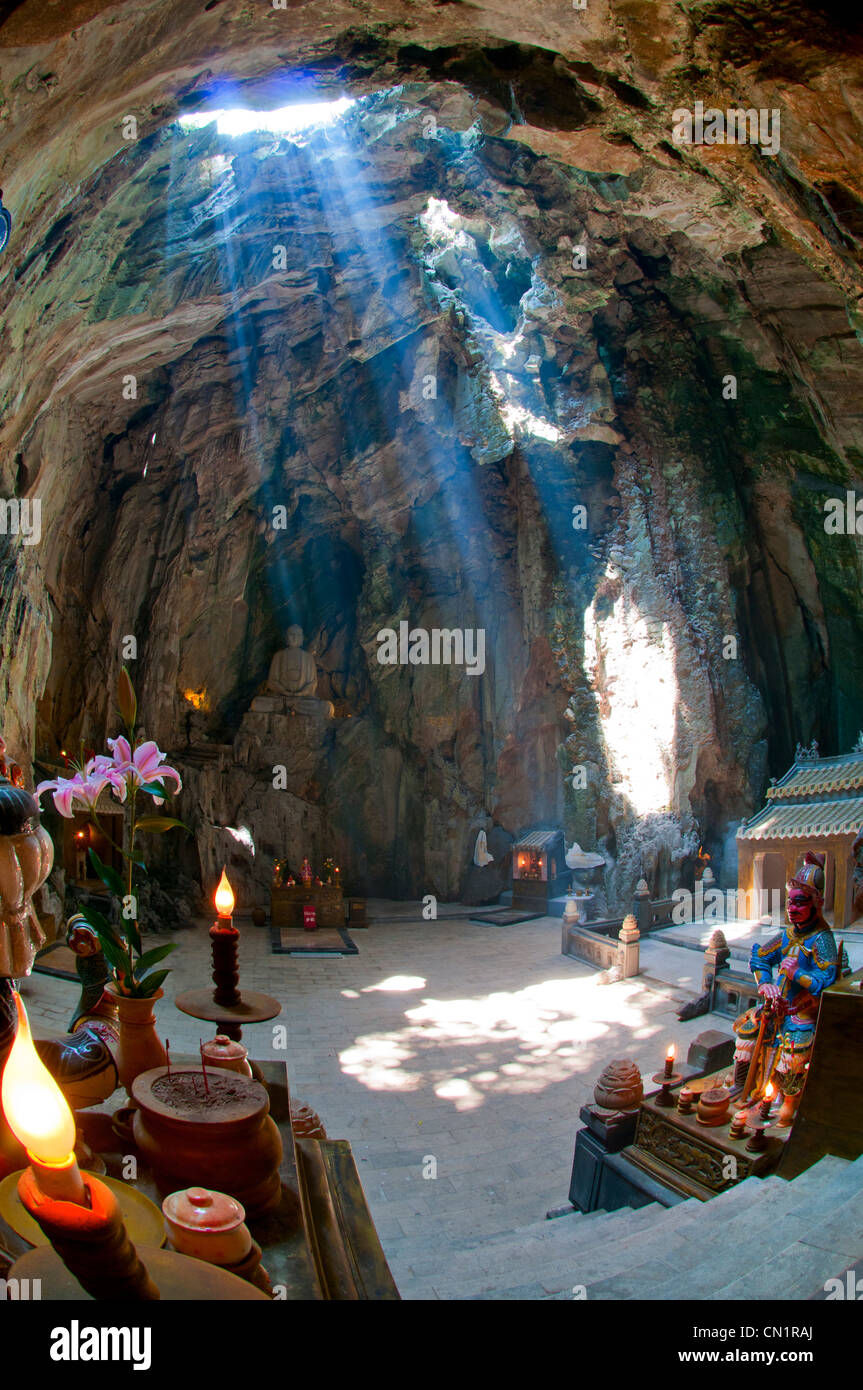 Montagne di marmo, il raggio di luce illuminando Huyen Khong grotta. Danang, Vietnam Foto Stock