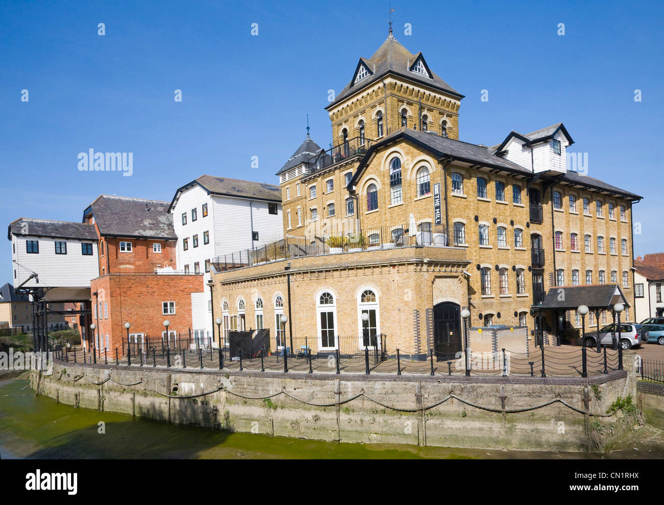 Il mulino conversione di ex edificio industriale di appartamenti e hotel, Colchester, Essex, Inghilterra - Fiume Colne waterside Foto Stock