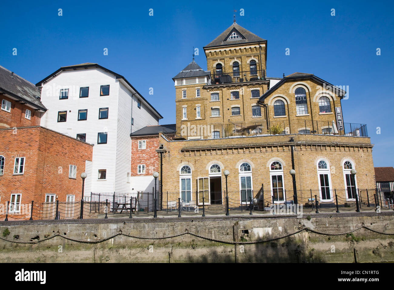 Il mulino conversione di ex edificio industriale di appartamenti e hotel, Colchester, Essex, Inghilterra - Fiume Colne waterside Foto Stock