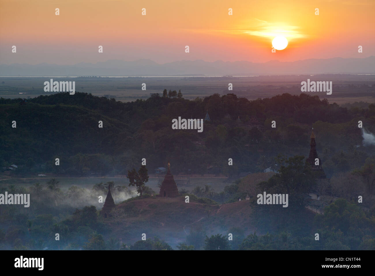 Vista di antichi templi, Mrauk U, Rakhaing Stato, Birmania (Myanmar) Foto Stock