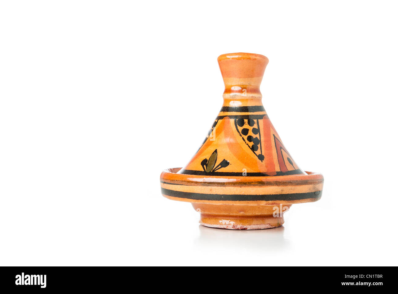 Un marocchino a mano Tajine di ceramica isolata su uno sfondo bianco Foto Stock