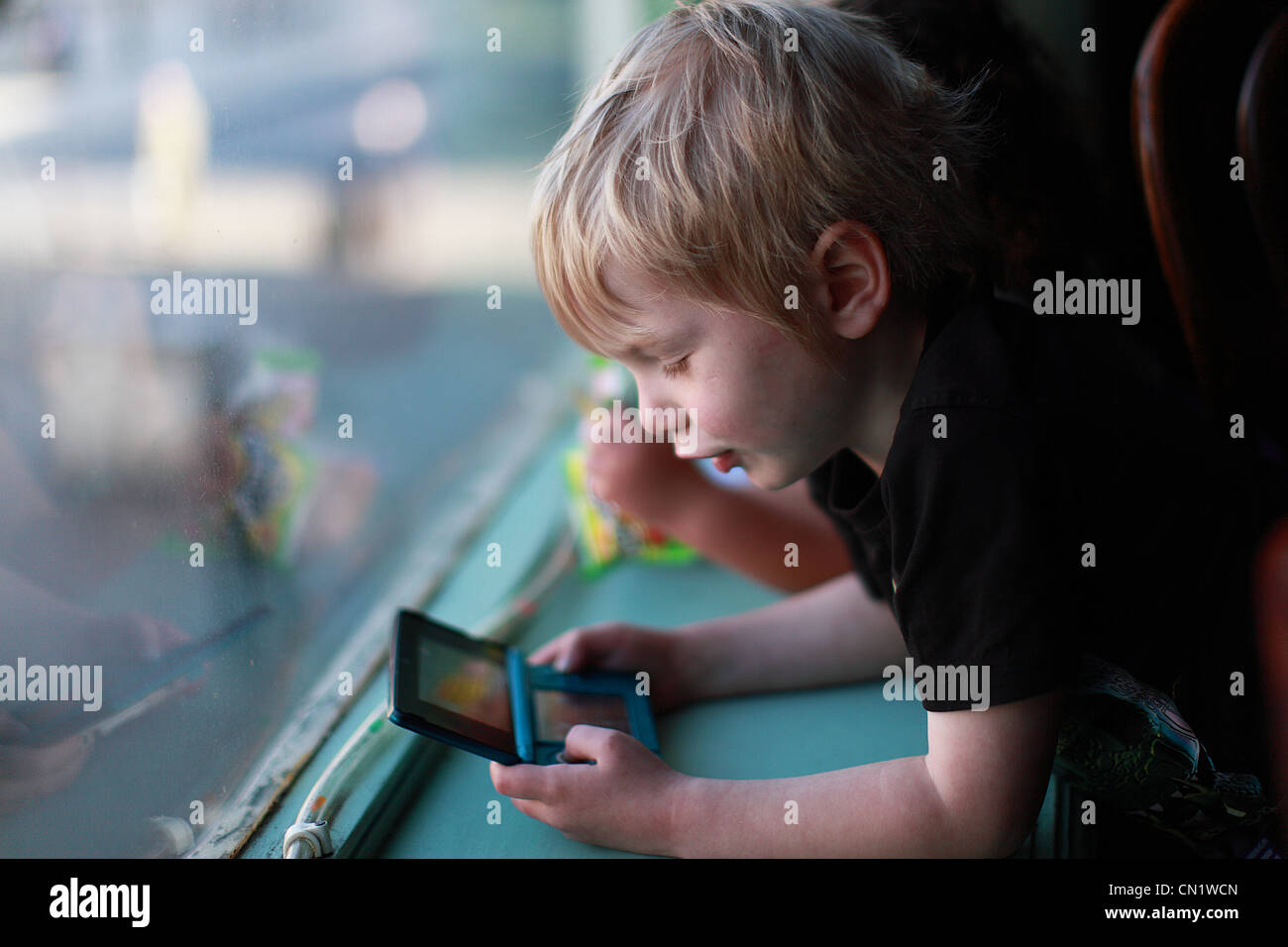 Bambini che giocano Nintendo Gameboy Foto Stock