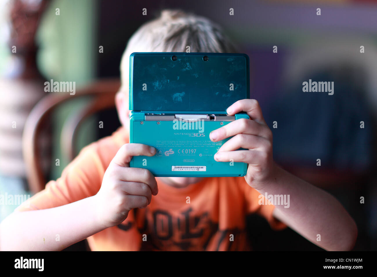 Bambini che giocano Nintendo Gameboy Foto Stock