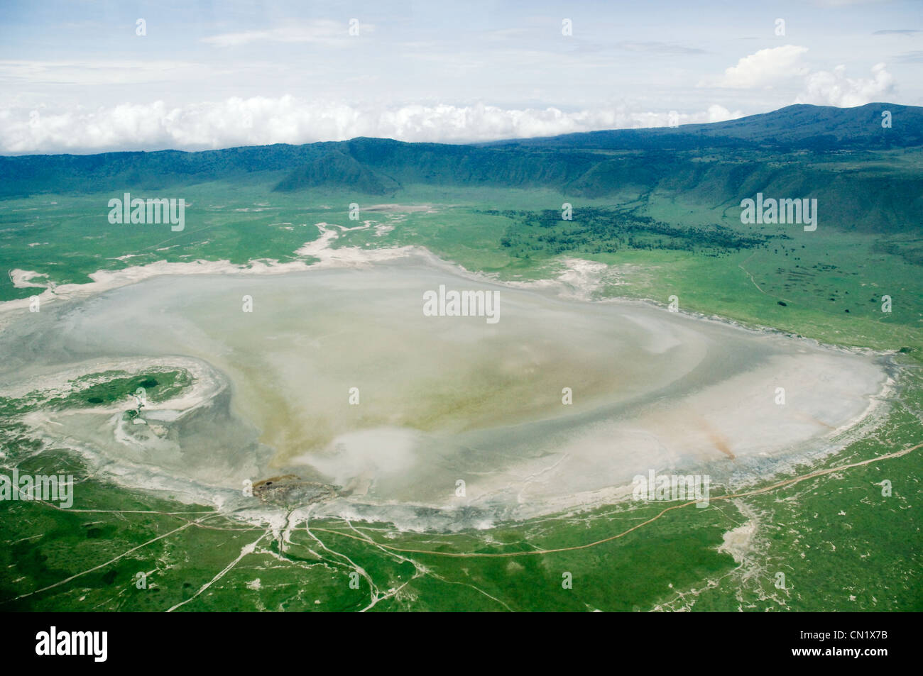 Il cratere di Ngorongoro con Lake Magadi in stagione piovosa, vista aerea, Regione di Arusha, Tanzania Foto Stock