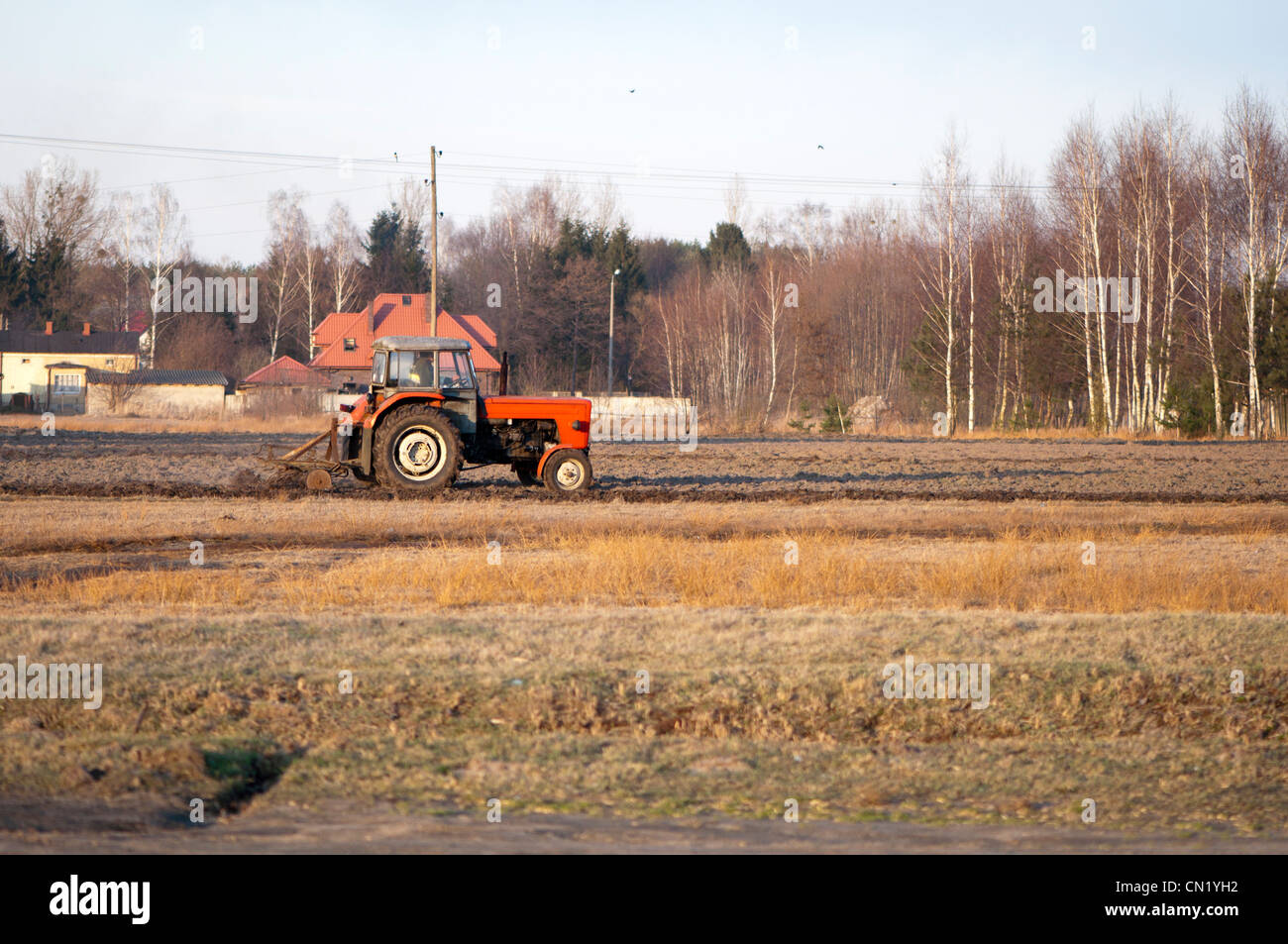 Vista del vecchio trattore arare il campo Foto Stock