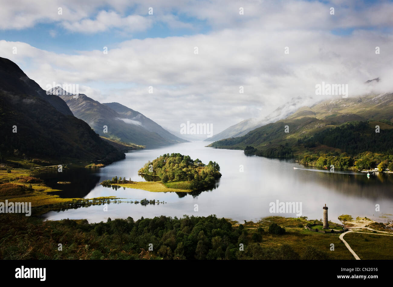 Misty mountain e il lago, Scotland, Regno Unito Foto Stock