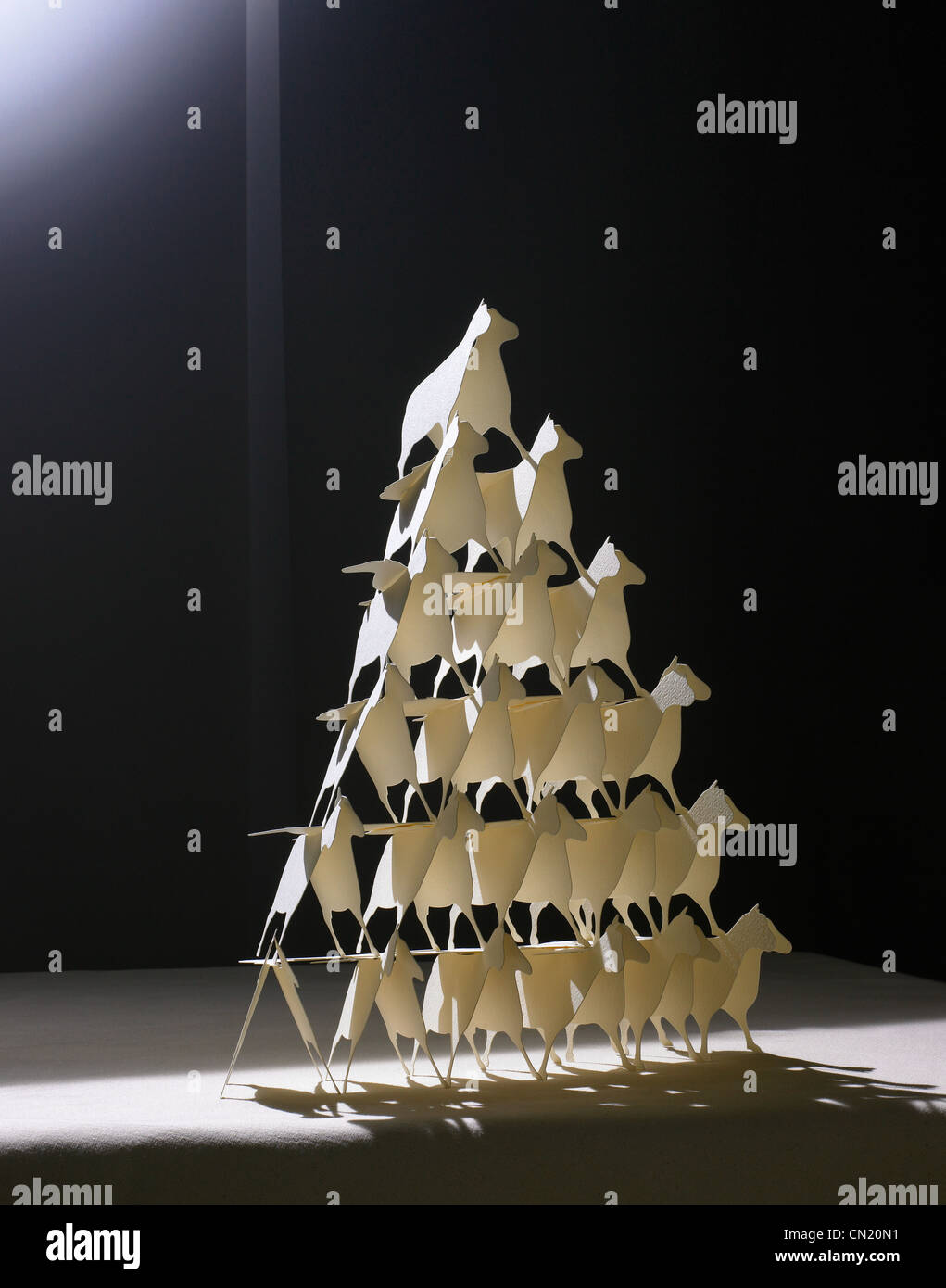 Origami animali in forma di triangolo Foto Stock