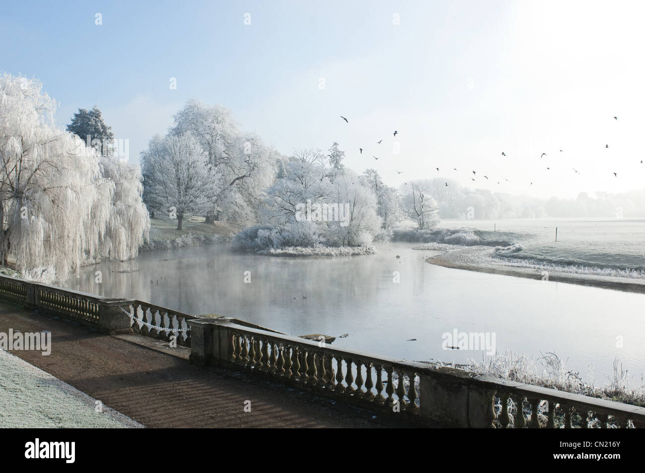 Gelido lago in inverno Foto Stock